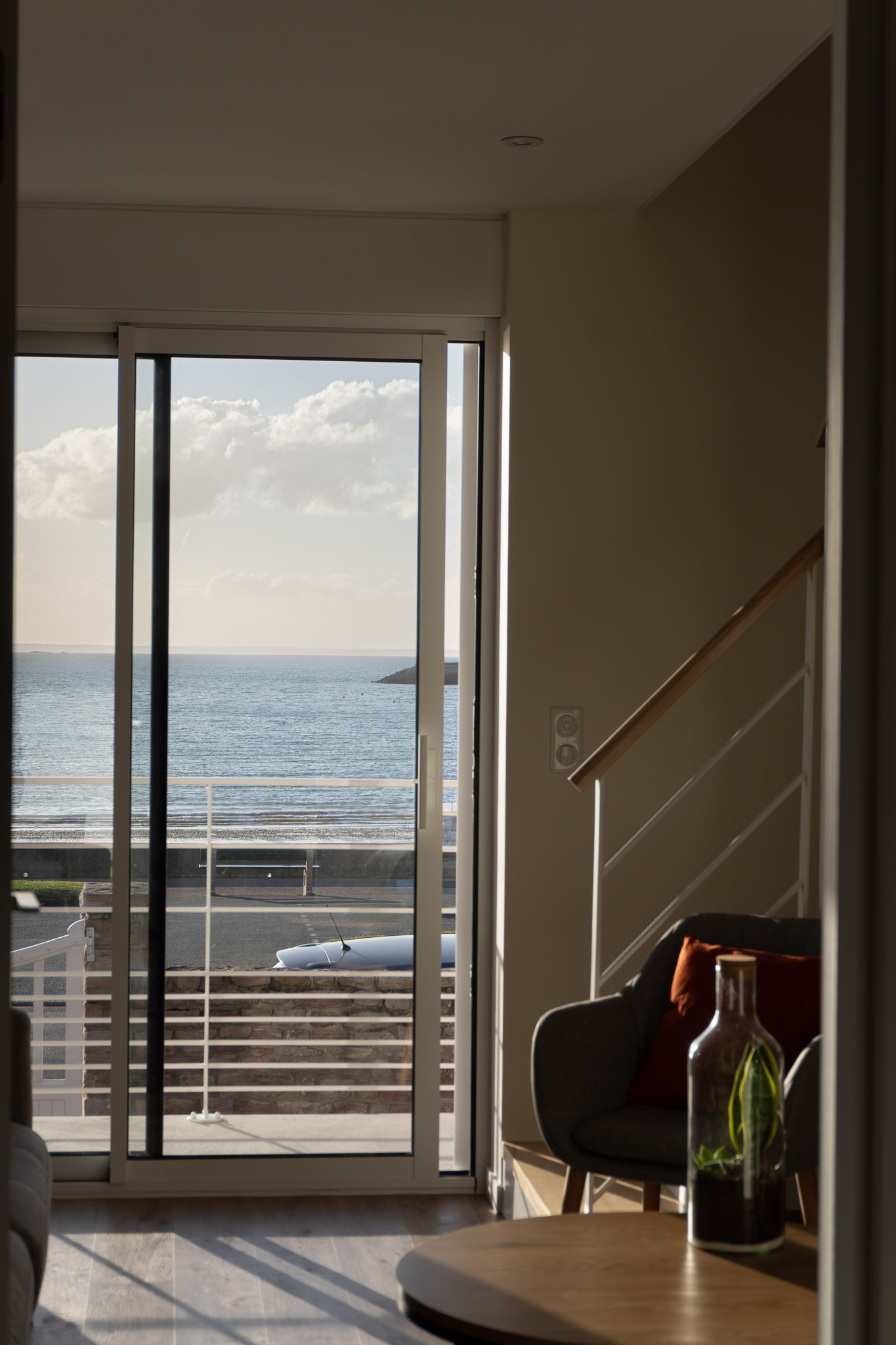 Vue intérieure du salon avec ouverture sur la mer