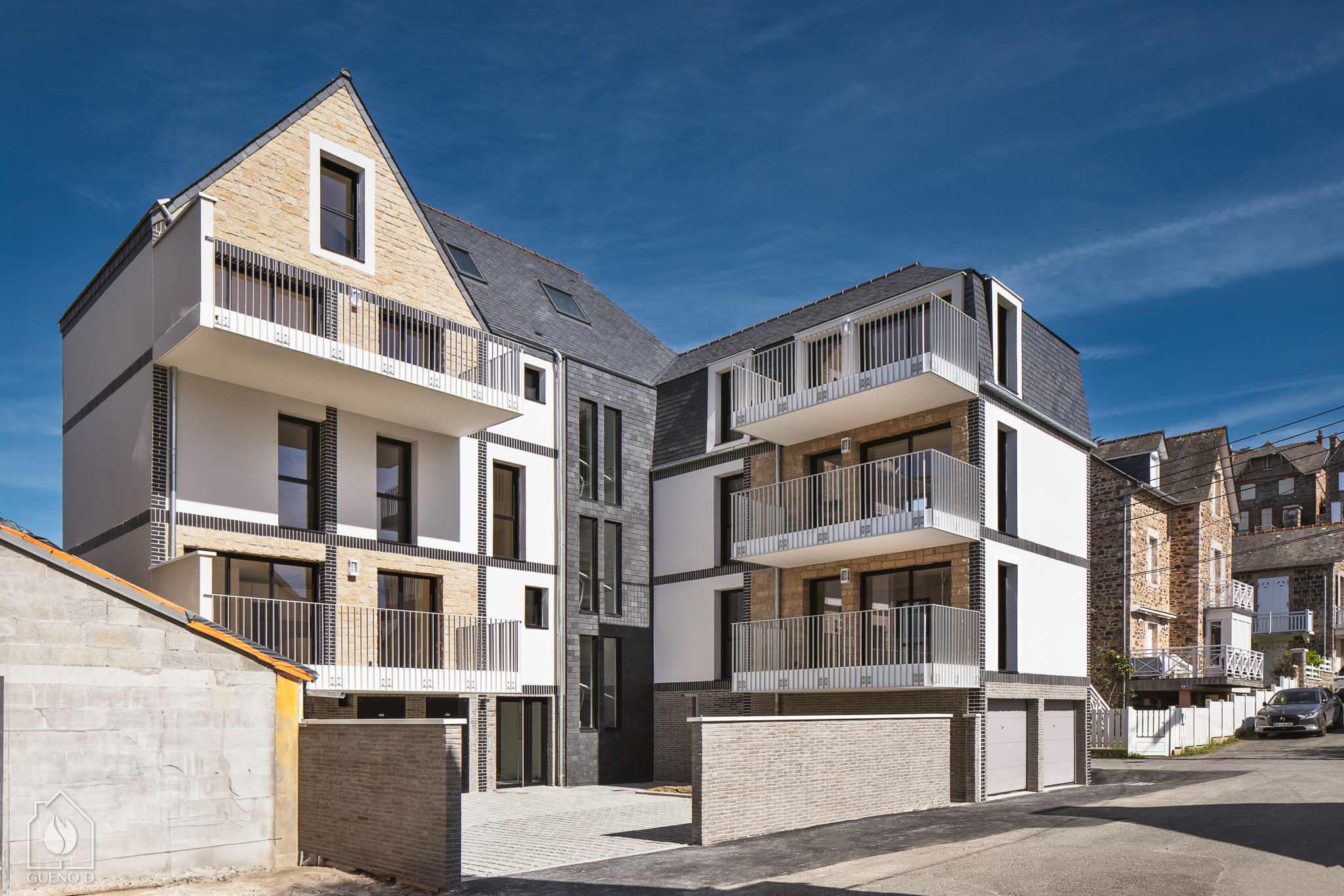 Vue frontale du bâtiment neuf avec ses cinq logements terminés, en lumière naturelle.