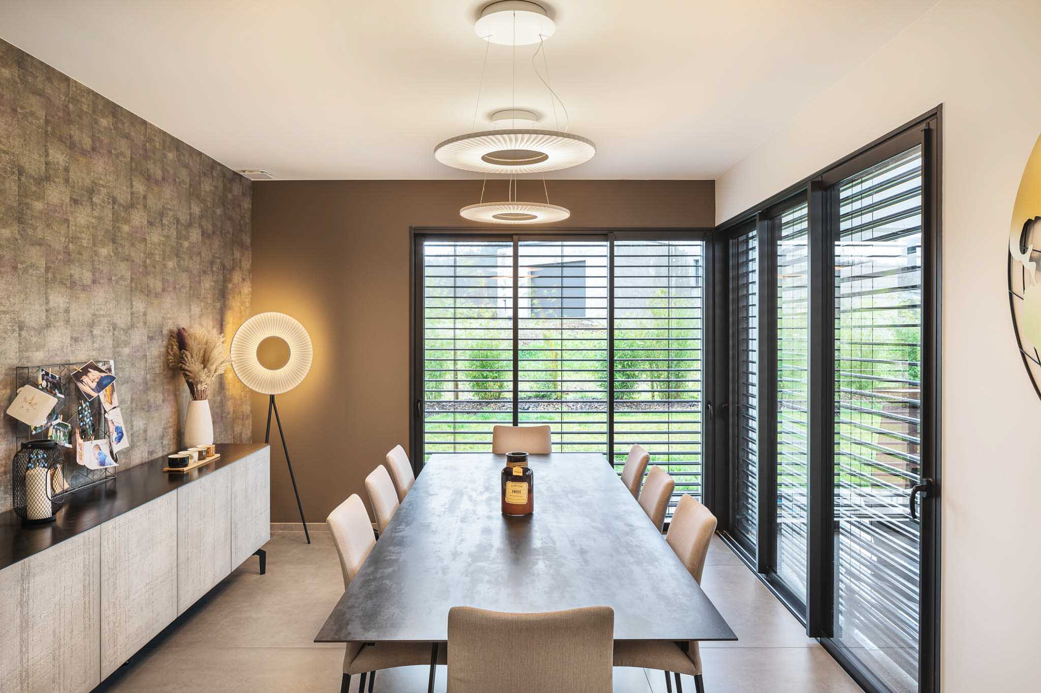 Vue de la salle à manger avec luminaires suspendus installés au plafond.