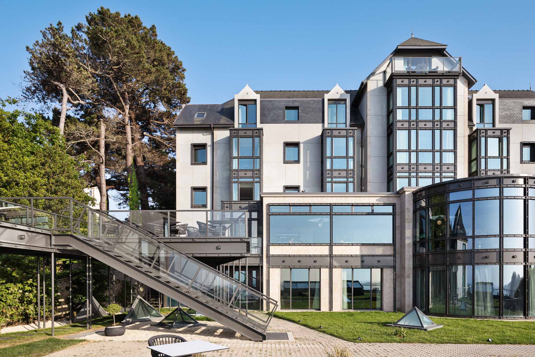 Devanture de l’hôtel avec vue sur la mer.