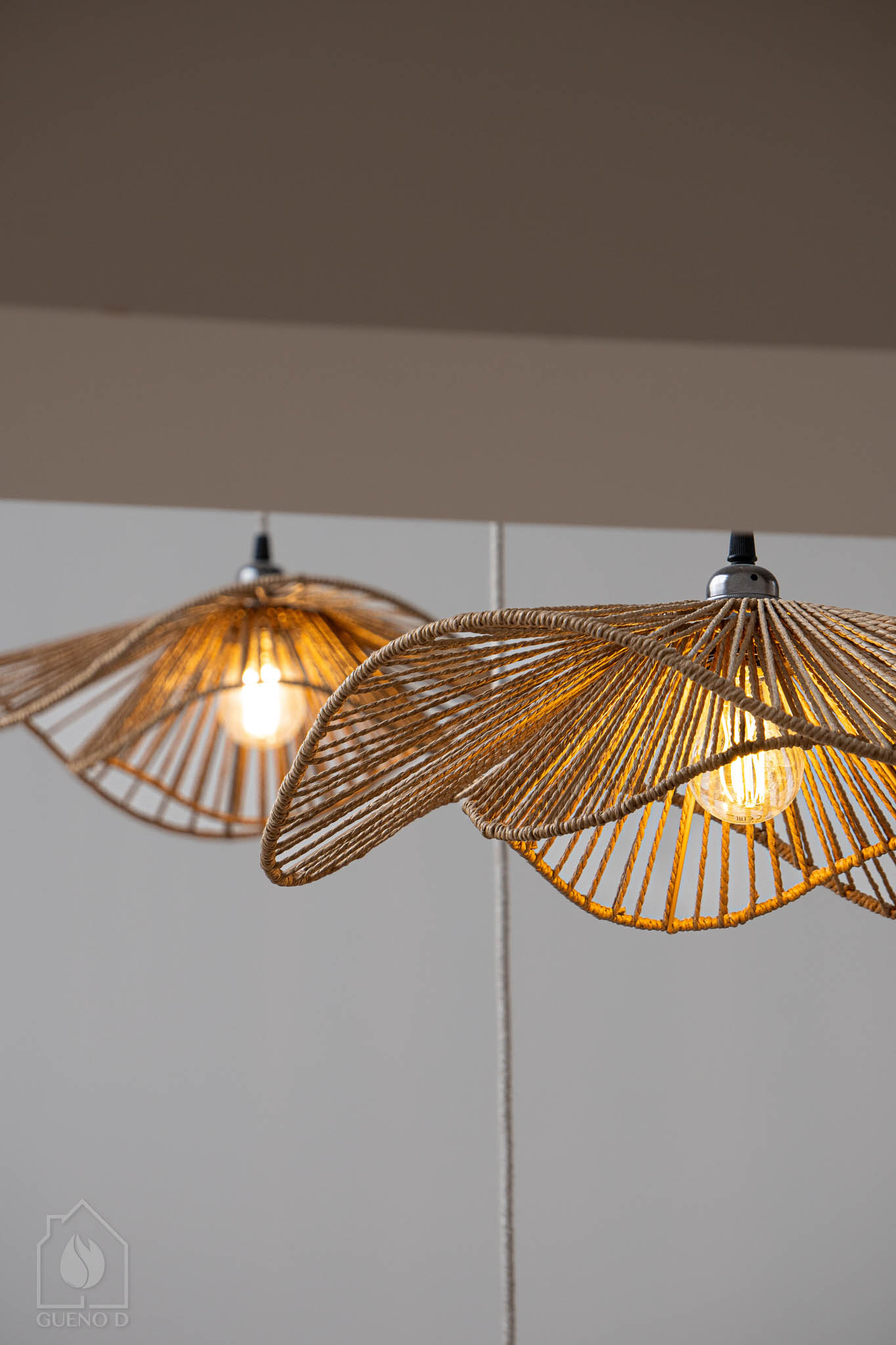 Vue sur les suspensions lumineuses installées dans la pièce de vie.