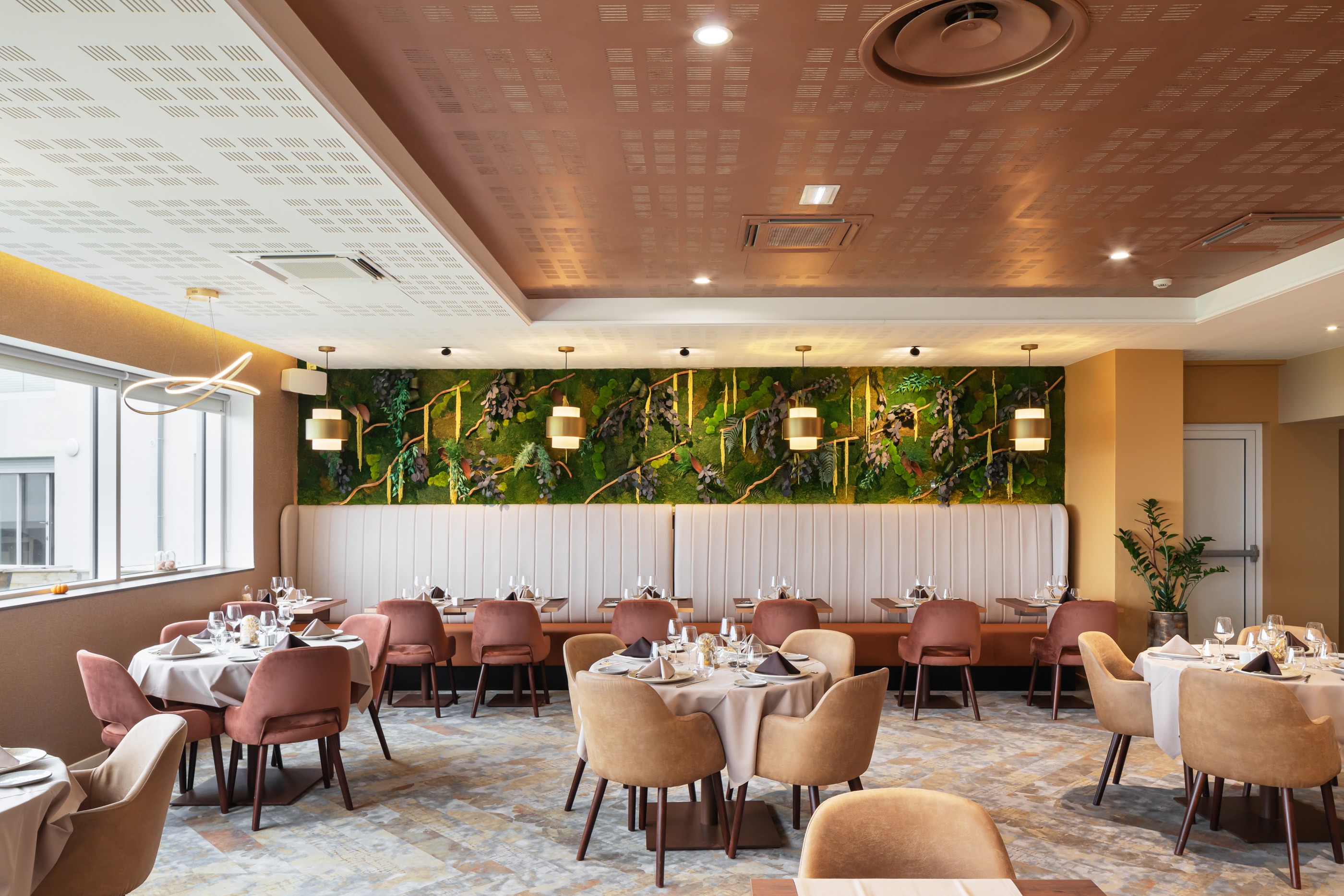 Vue générale de l’espace restaurant avec suspensions décoratives et système de ventilation apparent