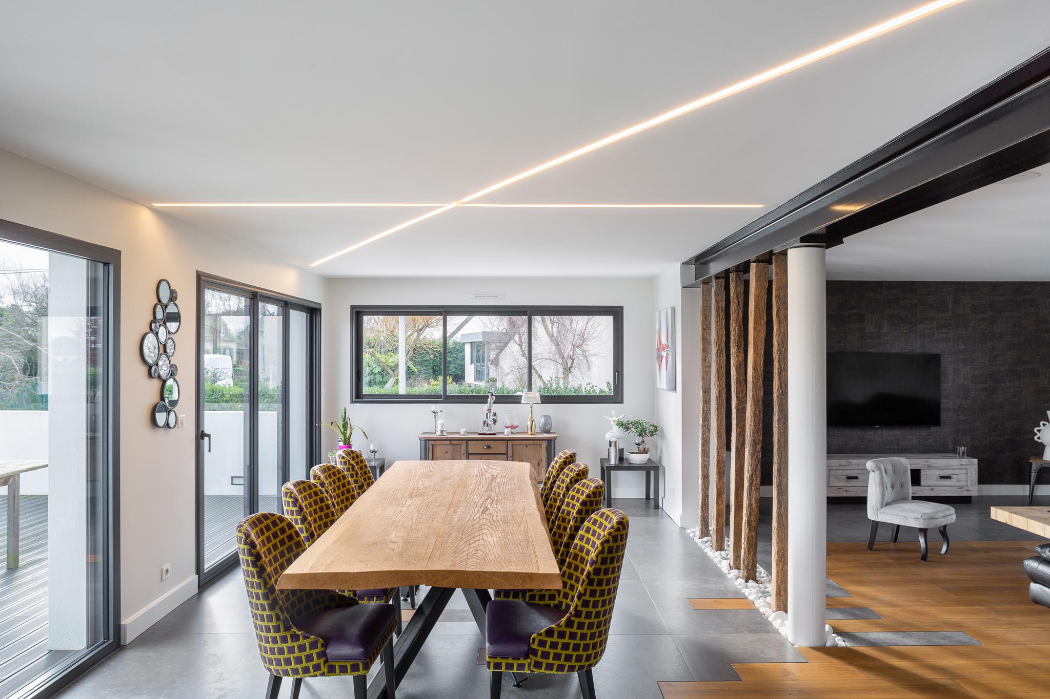 Salon contemporain avec éclairage encastré au plafond