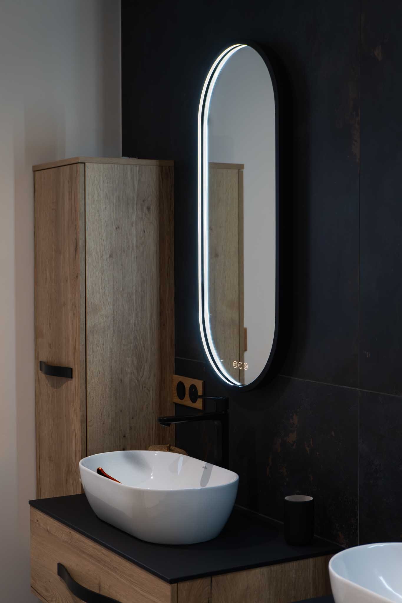 Vue d’ensemble de la vasque avec son miroir dans la salle de bain