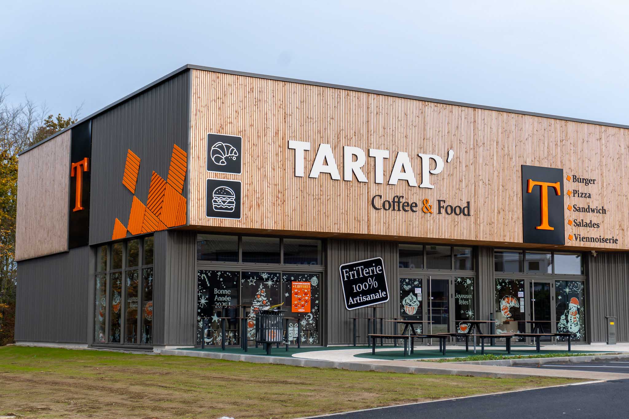 Vue extérieure de la façade du restaurant Tartap’, rénovée.
