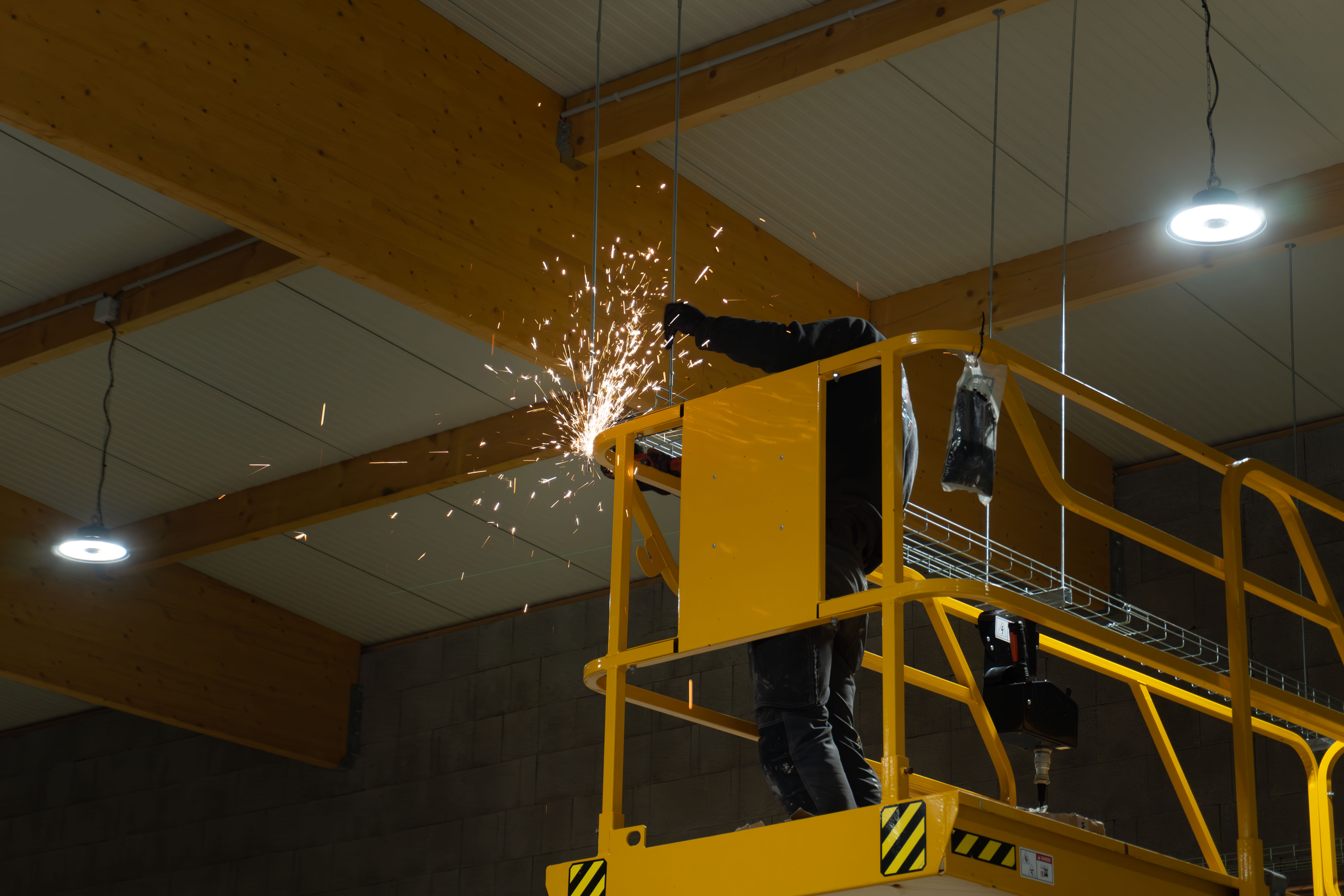 Un de nos techniciens intervient sur le chantier, ici en phase de réglage des équipements dans la zone de production.