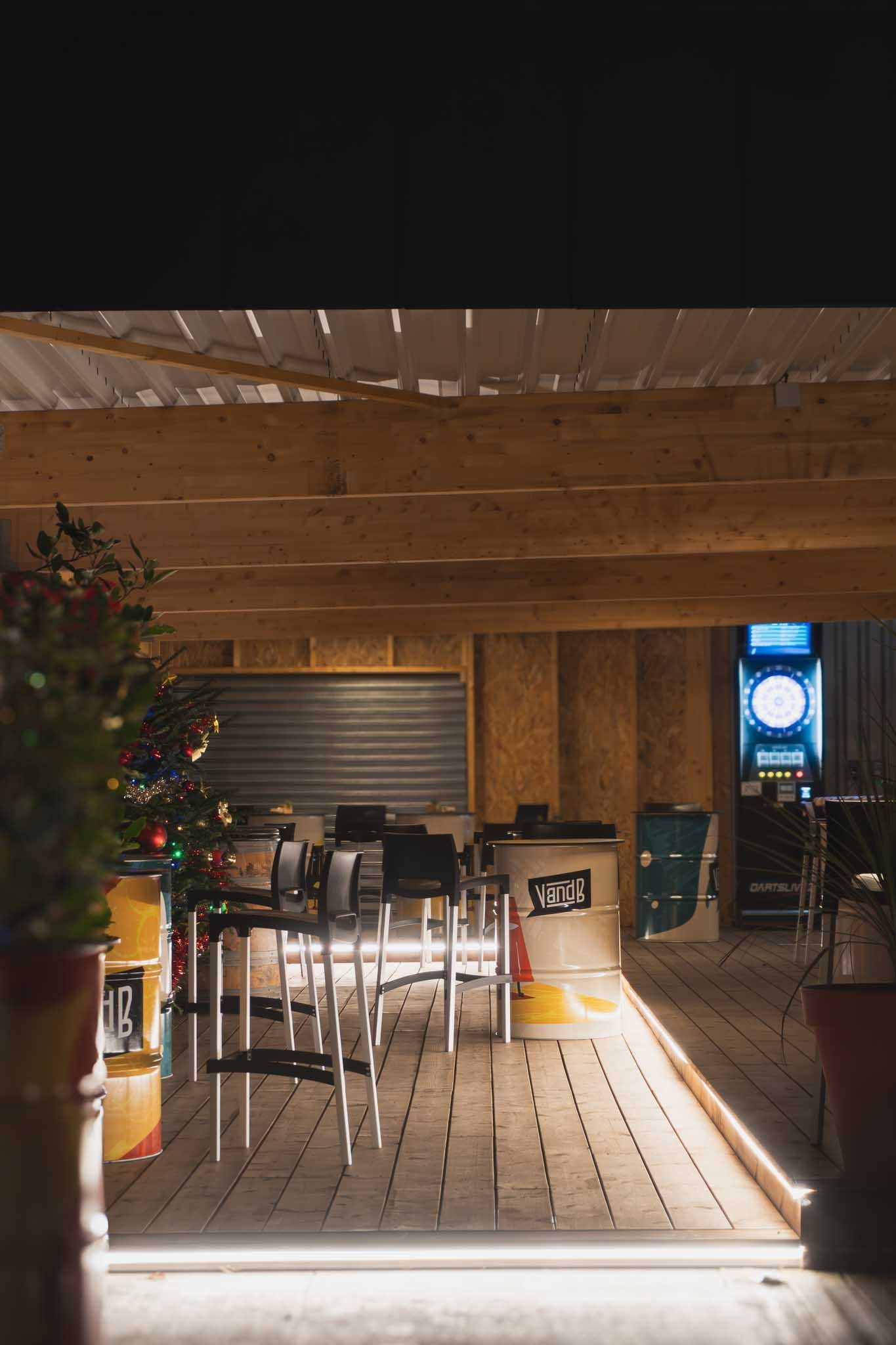 Terrasse couverte avec vue sur les bandes LED intégrées au sol